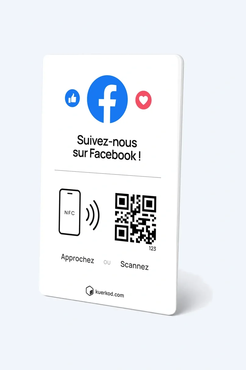 Carte NFC/QR Kuerkod « Facebook », vue de trois-quarts sur fond studio clair