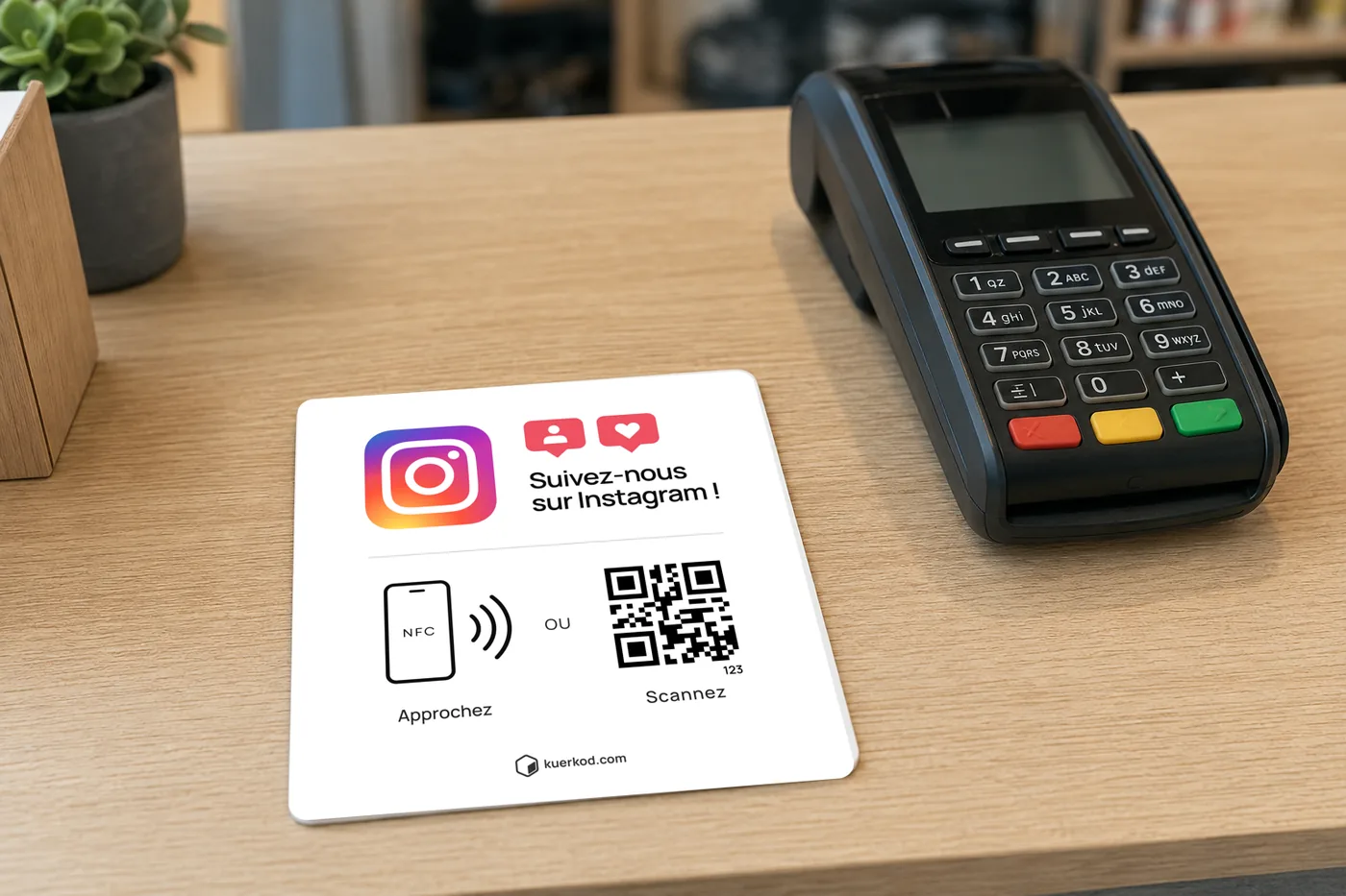 Plaque NFC/QR Kuerkod «&nbsp;Instagram&nbsp;» posée sur un comptoir, à portée du client