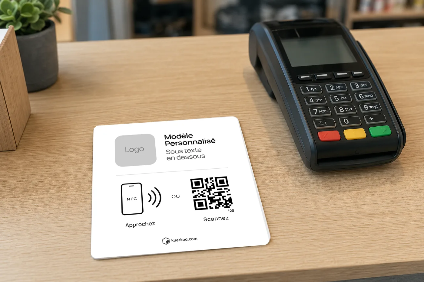 Plaque NFC/QR Kuerkod «&nbsp;Personnalisée&nbsp;» posée sur un comptoir, à portée du client