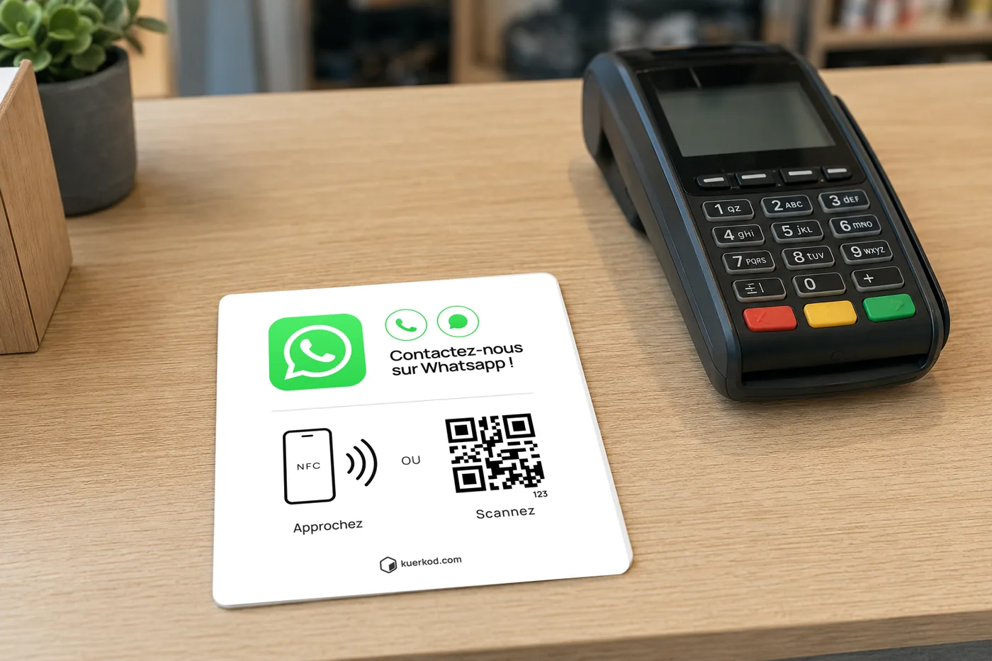 Plaque NFC/QR Kuerkod «&nbsp;WhatsApp&nbsp;» posée sur un comptoir, à portée du client